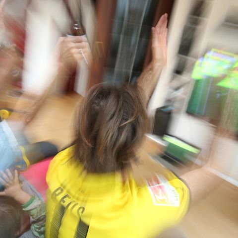 Seit Samstag kann man in Deutschland wieder live Profi-Fußball schauen. Auf Sky auch mit künstlicher Stadion-Atmosphäre.