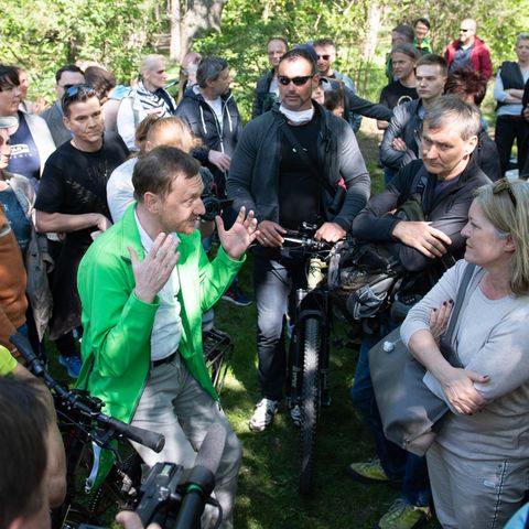 Michael Kretschmer (CDU, M.), Ministerpräsident von Sachsen, spricht im Großen Garten zur Corona-Krise