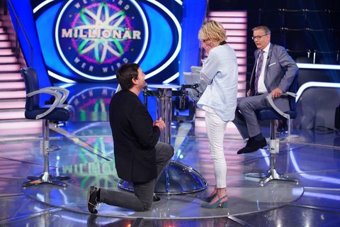 "Wer wird Millionär?"-Kandidat Thomas Berg macht seiner Lebensgefährtin Julia Kadic einen Heiratsantrag.