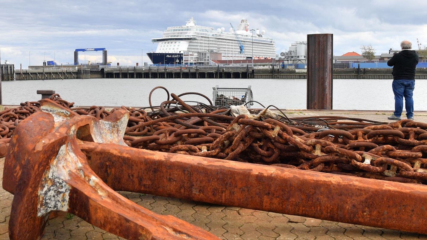 Arbeitslose Kreuzfahrtschiffe: Seit dem 28. April liegt das Kreuzfahrtschiff "Mein Schiff 3" am Steubenhöft in Cuxhaven in der Elbmündung. An Bord sind noch immer 1500 der ursprünglich ungefähr 3000 Kreuzfahrt-Beschäftigte aus 73 Nationen, die Tui Cruises von anderen Schiffen zuvor zusammengezogen hatte. Neun waren positiv auf das Coronavirus getestet und an Land isoliert worden. Mittels Charterflügen konnte inzwischen die Rückreise für 1500 Besatzungsmitglieder organisiert werden. Seit dem 28. April liegt das Kreuzfahrtschiff "Mein Schiff 3" am Steubenhöft in Cuxhaven in der Elbmündung. An Bord sind noch immer 1500 der ursprünglich ungefähr 3000 Kreuzfahrt-Beschäftigte aus 73 Nationen, die Tui Cruises von anderen Schiffen zuvor zusammengezogen hatte. Neun waren positiv auf das Coronavirus getestet und an Land isoliert worden. Mittels Charterflügen konnte inzwischen die Rückreise für 1500 Besatzungsmitglieder organisiert werden.