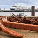 Seit dem 28. April liegt das Kreuzfahrtschiff "Mein Schiff 3" am Steubenhöft in Cuxhaven in der Elbmündung. An Bord sind noch immer 1500 der ursprünglich ungefähr 3000 Kreuzfahrt-Beschäftigte aus 73 Nationen, die Tui Cruises von anderen Schiffen zuvor zusammengezogen hatte. Neun waren positiv auf das Coronavirus getestet und an Land isoliert worden. Mittels Charterflügen konnte inzwischen die Rückreise für 1500 Besatzungsmitglieder organisiert werden.