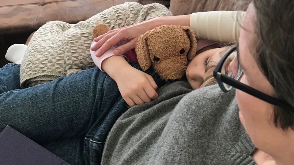Karoline Preisler mit einem ihrer Kinder Karoline Preisler mit einem ihrer Kinder