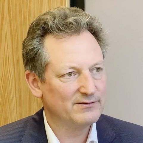 Dr. Eckart von Hirschhausen spricht mit Heinsberger Landrat Stephan Pusch über das Coronavirus und dessen Folgen.