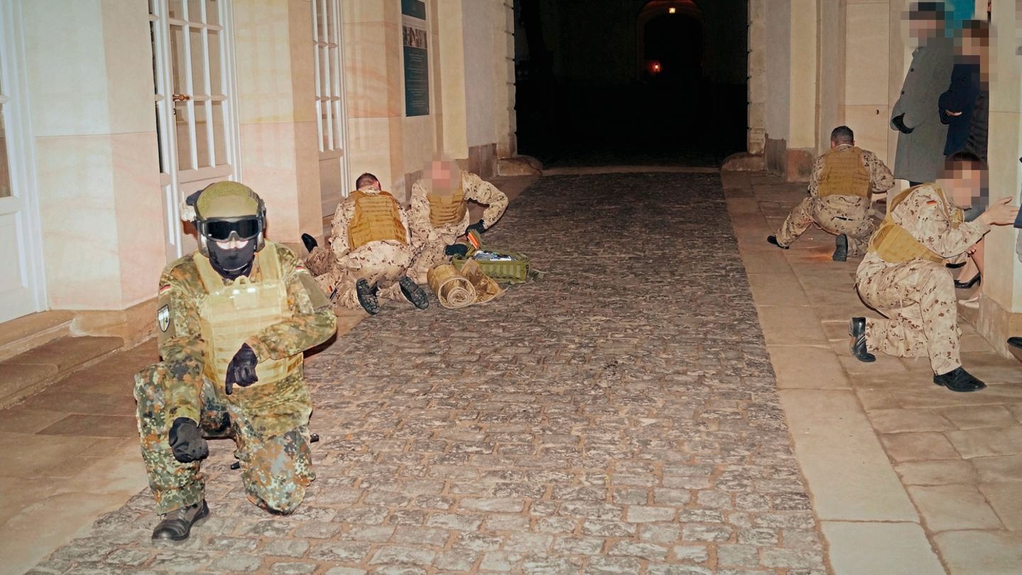 Solche Bilder zeigted der paramilitärischen Verein Uniter auf seiner Webseite