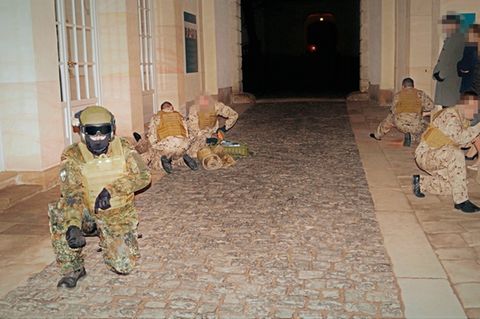 Solche Bilder zeigted der paramilitärischen Verein Uniter auf seiner Webseite
