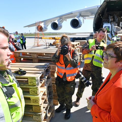 Annegret Kramp-Karrenbauer unterhält sich mit Soldaten, die einen Bundeswehrtransport mit Schutzmasken begleiten. Sie selbst verzichtete auf einen Mundschutz. 