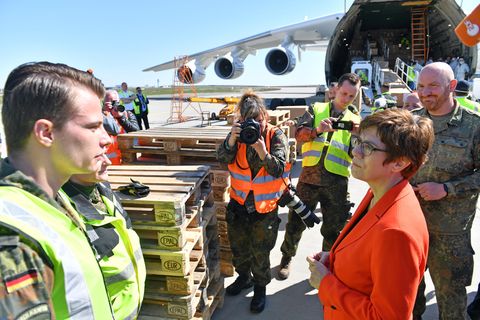 Annegret Kramp-Karrenbauer unterhält sich mit Soldaten, die einen Bundeswehrtransport mit Schutzmasken begleiten. Sie selbst verzichtete auf einen Mundschutz. 