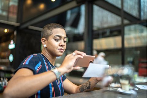 Die Überweisung einfach abfotografieren: Das bieten nicht alle Banking-Apps im Test (Symbolbild)