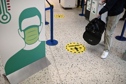 Zugang zur Sicherheitskontrolle nur mit Maske und Abstand