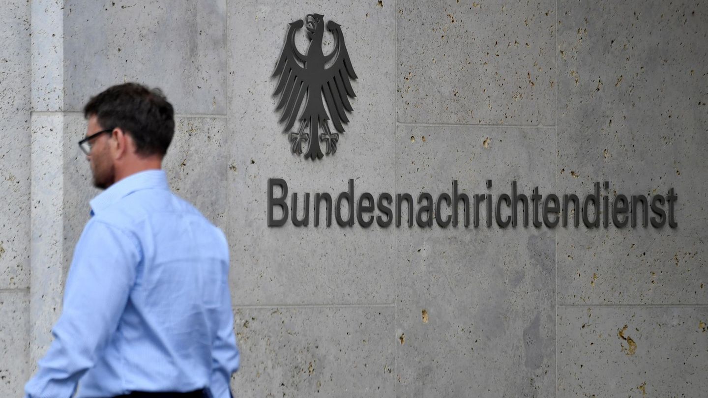 Ein Mitarbeiter am Eingang des Bundesnachrichtendienstes