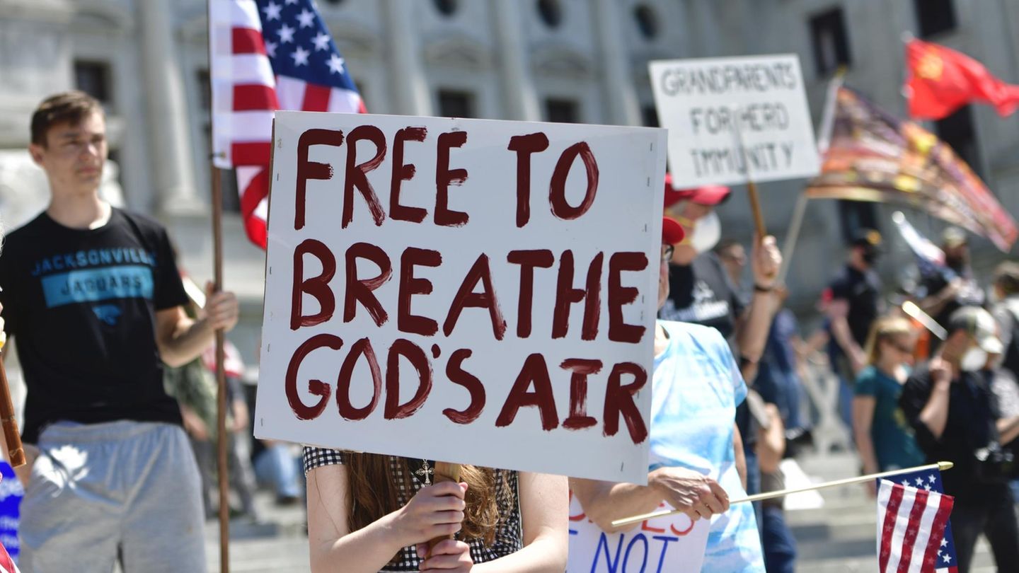 Demo von Corona-Skeptikern mit einem Schild: "Free to breathe God's air"