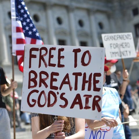 Demo von Corona-Skeptikern mit einem Schild: "Free to breathe God's air"