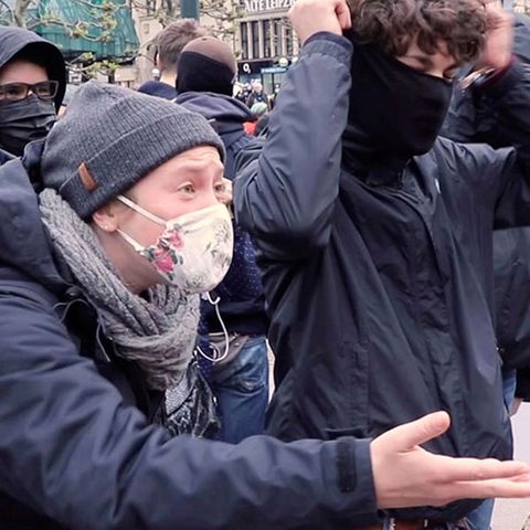 Demonstrationen, Menschen mit Mundschutz