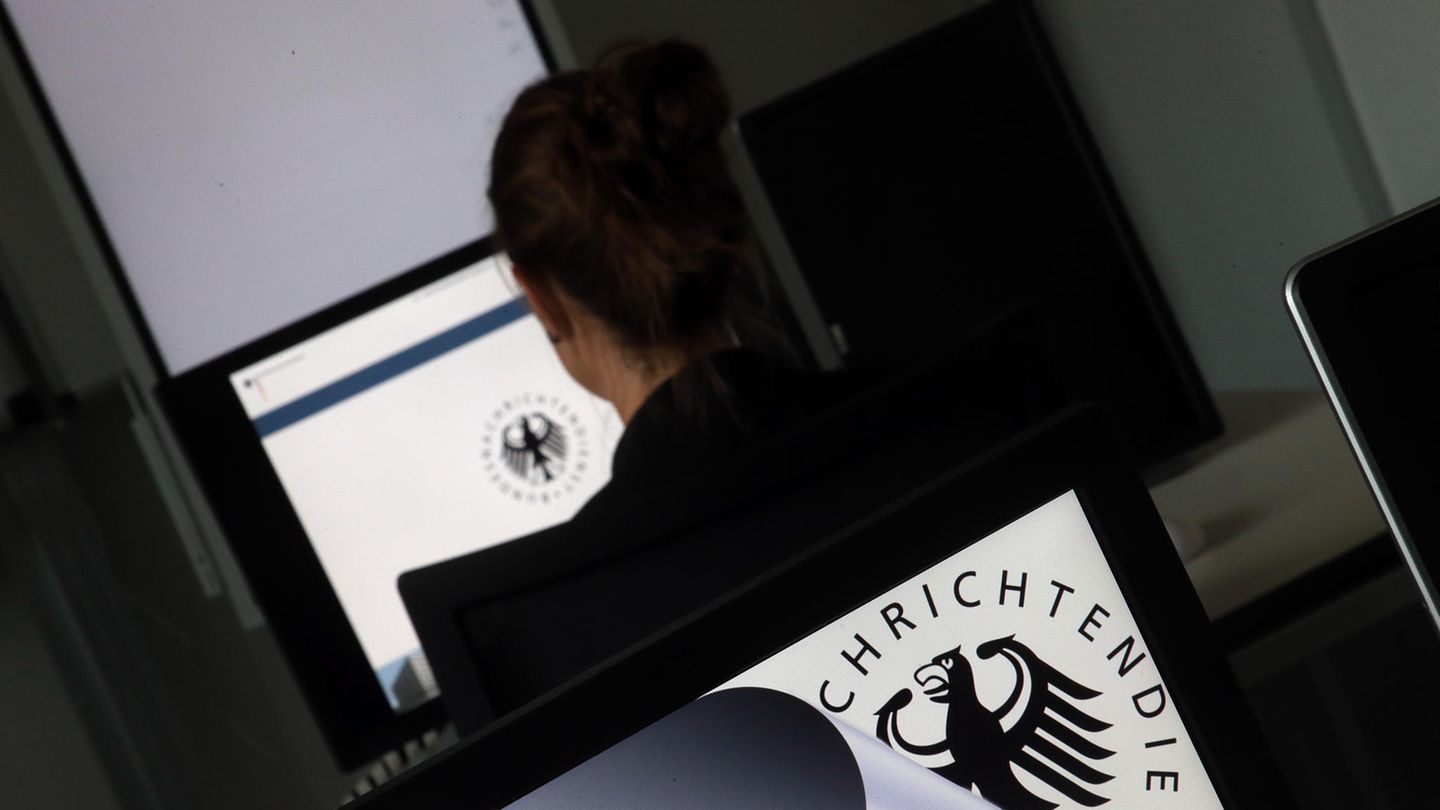 Eine Geheimdienst-Mitarbeiterin sitzt in der Zentrale des Bundesnachrichtendienstes (BND) in einem Schulungsraum