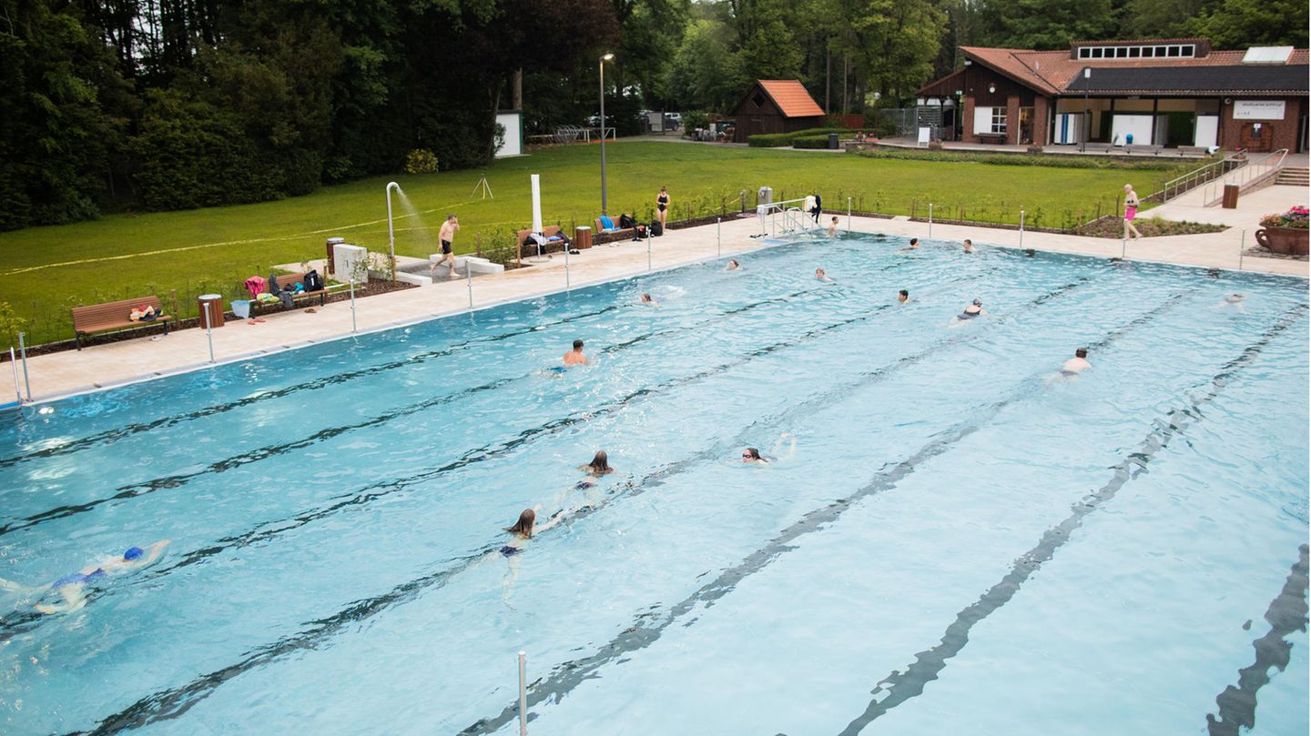 Die ersten Gäste ziehen ihre Bahnen im Bergfreibad in Ochtrup in Nordrhein-Westfalen