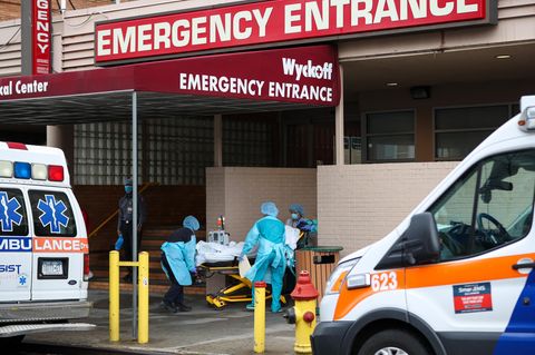 Ein Coronavirus-Patient wird ins Wyckoff Heights Medical Center in Brooklyn, New York gebracht