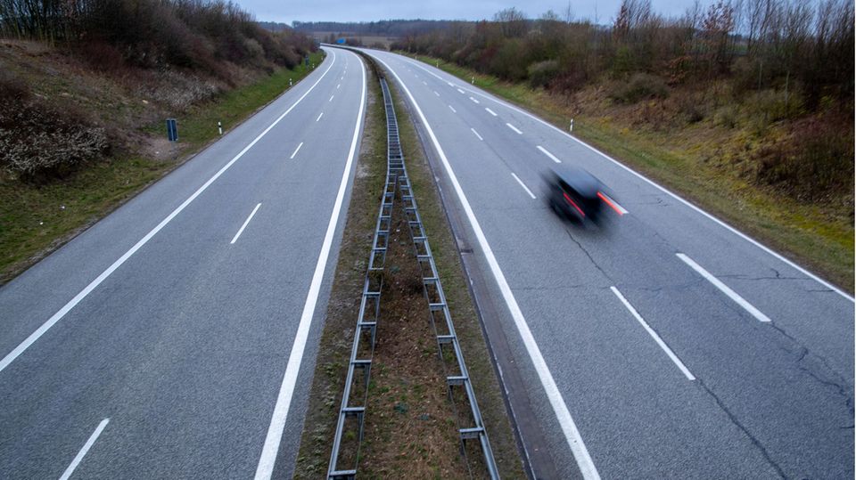 Nur ein einzelnes Auto ist auf der Ostsee-Autobahn A20 zu sehen