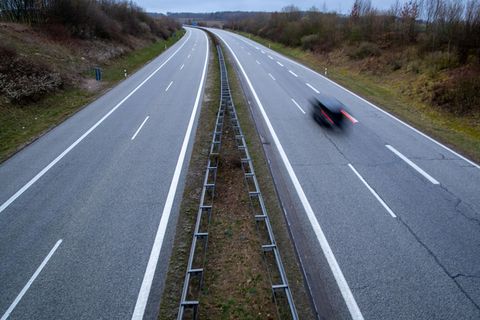 Nur ein einzelnes Auto ist auf der Ostsee-Autobahn A20 zu sehen