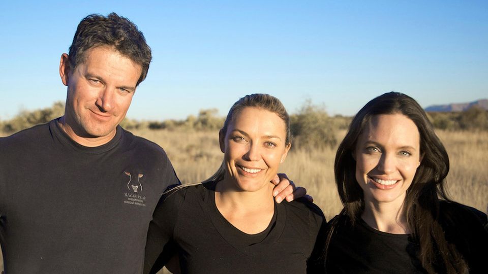 Der Naturschützer Rudie van Vuuren (l), seine Frau Marlice van Vuuren (M) und US-Schauspielerin Angelina Jolie