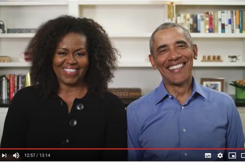 Michelle in schwarzem Oberteil und Barack in blauem Hemd lachen in die Kamera nachdem sie das Buch vorgelesen haben