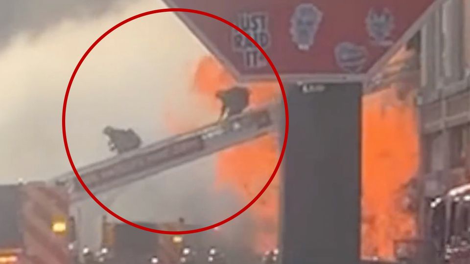 Feuerwehrleute fliehen vor einer Explosion bei einem Großbrand in Los Angeles.