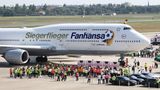 Nach der Wiedervereinigung landete im Oktober 1990 zum ersten Mal nach dem Zweiten Weltkrieg wieder eine Maschine der Lufthansa in Berlin und nahm den Liniendienst auf. In Hochzeiten flog Lufthansa fast 50 Ziele ab Tegel an. Bis zuletzt standen nur noch Frankfurt und München im Flugplan. Im Bild ein Sonderflug, der die deutsche Nationalmannschaft nach der Fußball-WM 2014 nach Berlin-Tegel brachte.