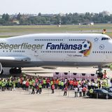 Nach der Wiedervereinigung landete im Oktober 1990 zum ersten Mal nach dem Zweiten Weltkrieg wieder eine Maschine der Lufthansa in Berlin und nahm den Liniendienst auf. In Hochzeiten flog Lufthansa fast 50 Ziele ab Tegel an. Bis zuletzt standen nur noch Frankfurt und München im Flugplan. Im Bild ein Sonderflug, der die deutsche Nationalmannschaft nach der Fußball-WM 2014 nach Berlin-Tegel brachte.