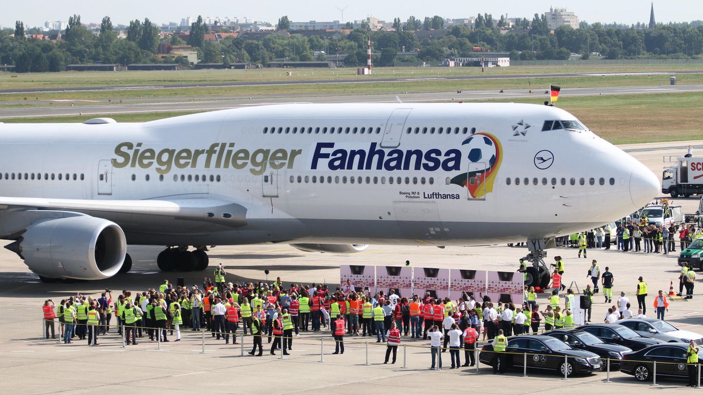 TXL in Bildern: Nach der Wiedervereinigung landete im Oktober 1990 zum ersten Mal nach dem Zweiten Weltkrieg wieder eine Maschine der Lufthansa in Berlin und nahm den Liniendienst auf. In Hochzeiten flog Lufthansa fast 50 Ziele ab Tegel an. Zuletzt standen nur noch Frankfurt und München im Flugplan. Im Bild ein Sonderflug, der die deutsche Nationalmannschaft nach der Fußball-WM 2014 nach Berlin-Tegel brachte. Nach der Wiedervereinigung landete im Oktober 1990 zum ersten Mal nach dem Zweiten Weltkrieg wieder eine Maschine der Lufthansa in Berlin und nahm den Liniendienst auf. In Hochzeiten flog Lufthansa fast 50 Ziele ab Tegel an. Bis zuletzt standen nur noch Frankfurt und München im Flugplan. Im Bild ein Sonderflug, der die deutsche Nationalmannschaft nach der Fußball-WM 2014 nach Berlin-Tegel brachte.
