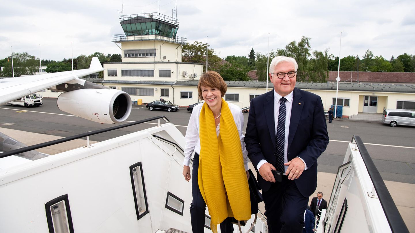 TXL in Bildern: Nördlich der beiden Landebahnen ist in Tegel der Regierungsflughafen untrergebracht. Hier stehen die Maschinen der Fluggbereitschaft der Bundesverwehr. Im Bild gehen Bundespräsident Steinmeier und seine Frau an Bord eines Airbus A340 der Fluggbereitschaft. Nördlich der beiden Landebahnen ist in Tegel der Regierungsflughafen untrergebracht. Hier stehen die Maschinen der Fluggbereitschaft der Bundesverwehr. Im Bild gehen Bundespräsident Steinmeier und seine Frau an Bord eines Airbus A340 der Fluggbereitschaft.