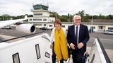 Nördlich der beiden Landebahnen ist in Tegel der Regierungsflughafen untrergebracht. Hier stehen die Maschinen der Fluggbereitschaft der Bundesverwehr. Im Bild gehen Bundespräsident Steinmeier und seine Frau an Bord eines Airbus A340 der Fluggbereitschaft.