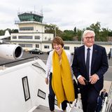 Nördlich der beiden Landebahnen ist in Tegel der Regierungsflughafen untrergebracht. Hier stehen die Maschinen der Fluggbereitschaft der Bundesverwehr. Im Bild gehen Bundespräsident Steinmeier und seine Frau an Bord eines Airbus A340 der Fluggbereitschaft.