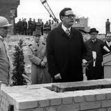 Grundsteinlegung für das neue Terminal vor 50 Jahren: Berlins damaliger Regierender Bürgermeister Klaus Schütz am 27. April 1970.