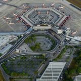 Blick von oben auf TXL: Am oberen Rand in der Mitte das sechseckige Linearterminal A mit 14 Fluggastbrücken, ein Entwurf des Architekturbüros Gerkan, Marg und Partner aus den frühen 70er Jahren. Rechts neben dem Tower Terminal C. Darunter sah das ursprüngliche Konzept eine weiteres Terminal wie A als Erweiterung vor.