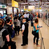 Bild 1 von 15 der Fotostrecke zum Klicken:   Schon jetzt ein historisches Foto aus belebten Zeiten mit langen Schlangen - zu Beginn der Sommerferien 2019