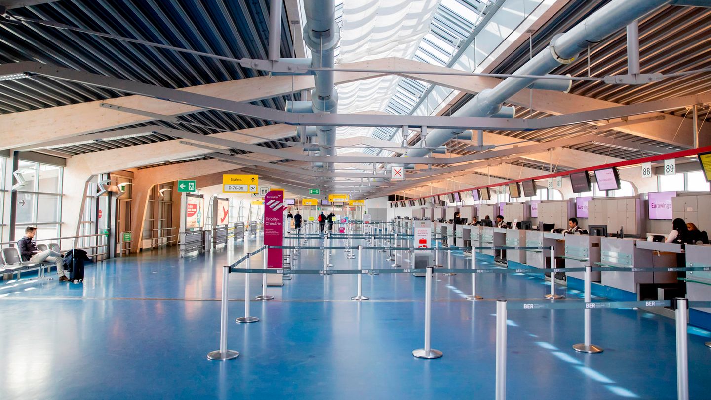 Maximal 2000 Passagiere werden zu Corona-Zeiten in TXL abgefertigt. Der Check-in findet ausschließlich im Termin al C statt, ein preiswerter Ergänzungsbau aus dem Jahre 2007, der lange von Air Berlin genutzt wurde.