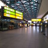 Eigentlich sollte Tegel bis zum 8. November in Betrieb sein, nachdem die Airlines zum BER umgezogen sind. Nun kann TXL schon am 15. Juni "vorübergehend" schließen. Aber ob das Gebäude im August wieder belebt wird, ist fraglich. Fest steht: Der Letzte macht das Licht aus.