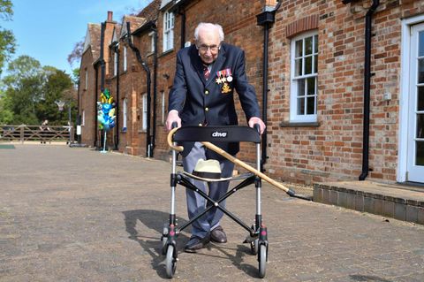 Tom Moore geht mit seinem Rollator eine Weg entlang