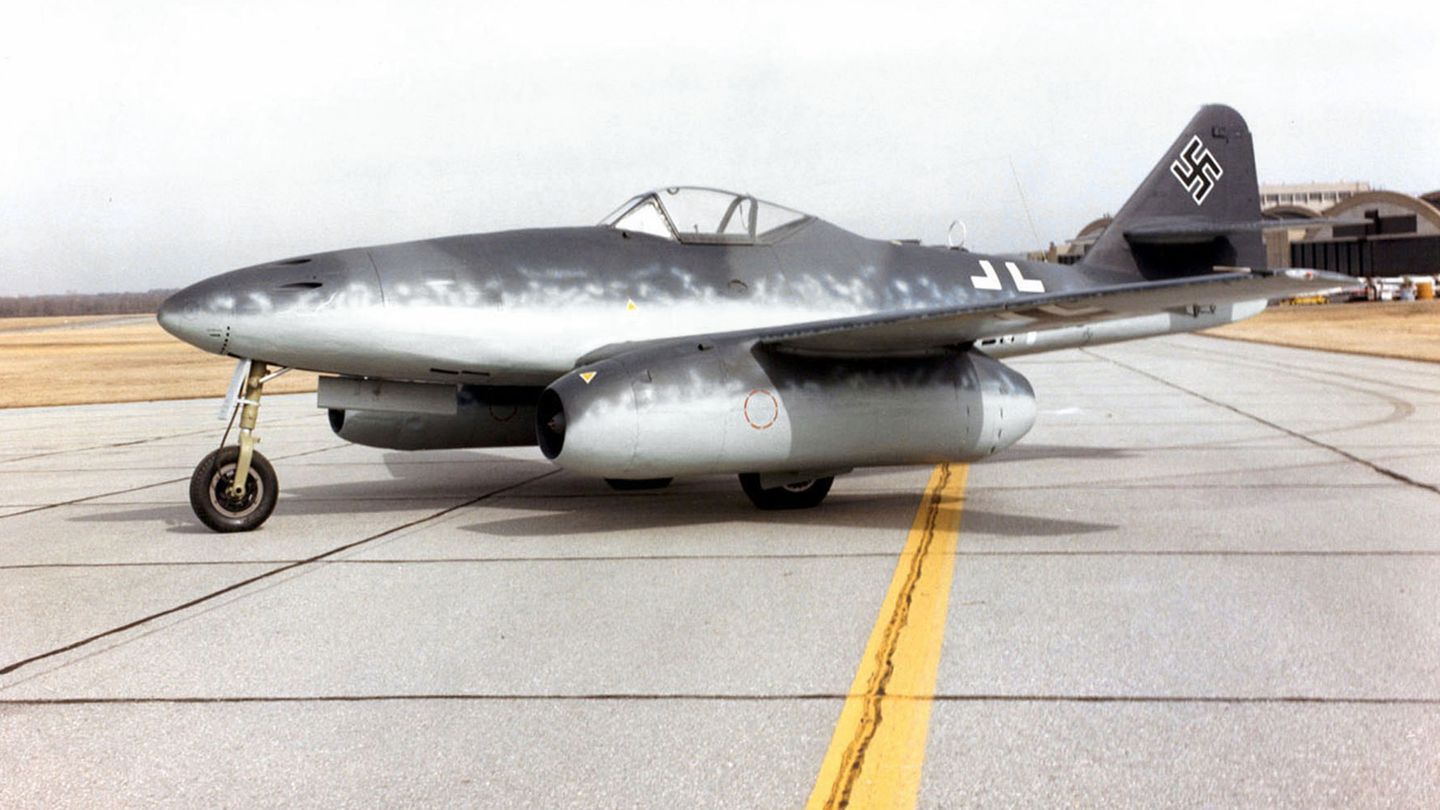 Messerschmitt 262  Die Me 262 ist DER Jet des Zweiten Weltkrieges. Mit zwei Junkers Jumo 004B-1-Turbojets deklassierte die Messerschmitt alle alliierten Jäger. Die Me 262 war ein schneller und gefährlicher Killer. Ihr vier Maschinenkanonen im Kaliber von 30 Millimetern konnten jedem Gegner einen mächtigen Schlag versetzen. Interventionen von Adolf Hitler verzögerten die Indienststellung. Der Diktator wünschte unbedingt eine Bomberversion, so vergab Deutschland seinen Vorsprung bei der Entwicklung eines Kampfjets. Als die Me 262 in kleinen Zahlen dem Kampfeinsatz kam, konnte sie keine Wende im Luftkrieg herbeiführen. Die Deutschen hatten die Luftherrschaft damals komplett verloren. Und die Alliierten fanden Methoden, wie sie den überlegenen Jäger besiegen konnten. Am Boden und bei Start und Landung war der Jet hilflos.