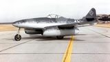 Messerschmitt 262  Die Me 262 ist DER Jet des Zweiten Weltkrieges. Mit zwei Junkers Jumo 004B-1-Turbojets deklassierte die Messerschmitt alle alliierten Jäger. Die Me 262 war ein schneller und gefährlicher Killer. Ihr vier Maschinenkanonen im Kaliber von 30 Millimetern konnten jedem Gegner einen mächtigen Schlag versetzen. Interventionen von Adolf Hitler verzögerten die Indienststellung. Der Diktator wünschte unbedingt eine Bomberversion, so vergab Deutschland seinen Vorsprung bei der Entwicklung eines Kampfjets. Als die Me 262 in kleinen Zahlen dem Kampfeinsatz kam, konnte sie keine Wende im Luftkrieg herbeiführen. Die Deutschen hatten die Luftherrschaft damals komplett verloren. Und die Alliierten fanden Methoden, wie sie den überlegenen Jäger besiegen konnten. Am Boden und bei Start und Landung war der Jet hilflos.