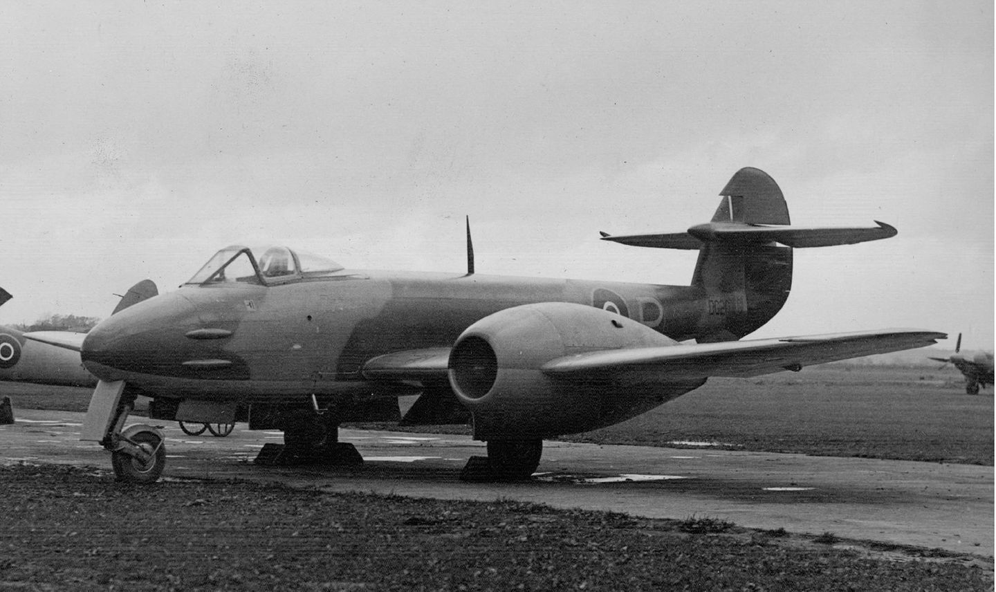 Gloster Meteor  Die Meteor war der einzige alliierte Jet, der echte Kampfeinsätze Einsatz im Zweiten Weltkrieg erlebte. Seit dem Juli 1944 war die Meteor im Dienst. Ihre Hauptaufgabe war es, die deutschen Flugbomben V-1 daran zu hindern, London zu erreichen. Zu einer Begegnung mit dem deutschen Jet Me 262 kam es nie. Mit der Meteor gelangten die britischen Piloten ins Jetzeitalter. Für den Zweiten Weltkrieg war sie ein hervorragendes Flugzeug, doch im Koreakrieg traf die Meteor auf die sowjetische MIG-15. Da zeigte sich, dass ihre Tage abgelaufen waren.