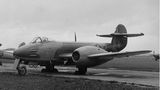 Gloster Meteor  Die Meteor war der einzige alliierte Jet, der echte Kampfeinsätze Einsatz im Zweiten Weltkrieg erlebte. Seit dem Juli 1944 war die Meteor im Dienst. Ihre Hauptaufgabe war es, die deutschen Flugbomben V-1 daran zu hindern, London zu erreichen. Zu einer Begegnung mit dem deutschen Jet Me 262 kam es nie. Mit der Meteor gelangten die britischen Piloten ins Jetzeitalter. Für den Zweiten Weltkrieg war sie ein hervorragendes Flugzeug, doch im Koreakrieg traf die Meteor auf die sowjetische MIG-15. Da zeigte sich, dass ihre Tage abgelaufen waren.