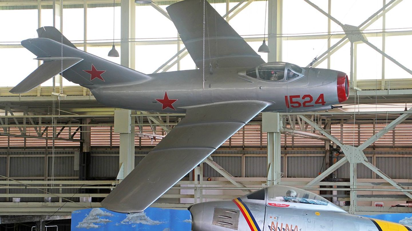 MIG-15  Der erste Jet der Roten Armee war die MIG-9, sie wurde von deutschen BMW 003 Triebwerken angetrieben. Ihre Entwicklung begann im Februar 1945. Die Sowjets fingen mit der Entwicklung eines Jets also sehr viel später an als die Deutschen und die West-Alliierten. Obwohl brauchbar, kann man die MIG-9 nur als einen ersten Gehversuch bezeichnen. Doch die Sowjets lernten schnell, schon im März 1946 begannen sie mit der Entwicklung der MIG-15, die im Oktober 1948 zur Truppe kam. Allen Modellen aus dem Zweiten Weltkrieg war die MIG-15 überlegen. Als die Sowjets Staffeln des Jets mit kampferprobten Piloten nach Korea schickten, holten diese die alliierten Maschinen reihenweise vom Himmel. Erst die amerikanische F-86 zeigte sich der MIG-15 halbwegs gewachsen. Über Korea gewannen die USA erst die Oberhand, als die Sowjets ihre Spitzenpiloten abzogen, und die Maschinen von weit schlechter ausgebildeten chinesischen und koreanischen Piloten bemannt wurden.