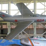 MIG-15  Der erste Jet der Roten Armee war die MIG-9, sie wurde von deutschen BMW 003 Triebwerken angetrieben. Ihre Entwicklung begann im Februar 1945. Die Sowjets fingen mit der Entwicklung eines Jets also sehr viel später an als die Deutschen und die West-Alliierten. Obwohl brauchbar, kann man die MIG-9 nur als einen ersten Gehversuch bezeichnen. Doch die Sowjets lernten schnell, schon im März 1946 begannen sie mit der Entwicklung der MIG-15, die im Oktober 1948 zur Truppe kam. Allen Modellen aus dem Zweiten Weltkrieg war die MIG-15 überlegen. Als die Sowjets Staffeln des Jets mit kampferprobten Piloten nach Korea schickten, holten diese die alliierten Maschinen reihenweise vom Himmel. Erst die amerikanische F-86 zeigte sich der MIG-15 halbwegs gewachsen. Über Korea gewannen die USA erst die Oberhand, als die Sowjets ihre Spitzenpiloten abzogen, und die Maschinen von weit schlechter ausgebildeten chinesischen und koreanischen Piloten bemannt wurden.