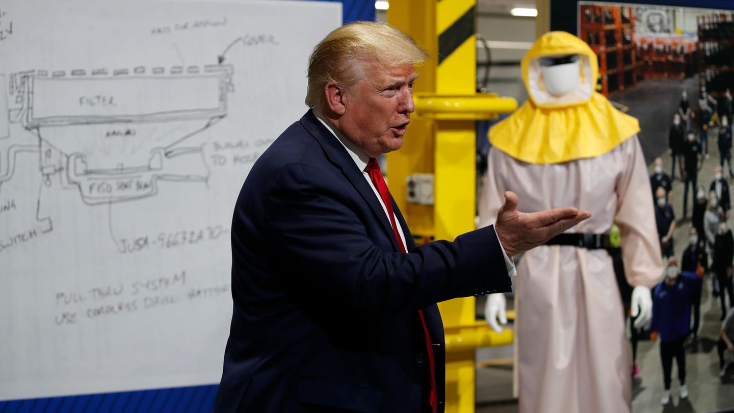 Donald Trump spricht bei einem Rundgang durch das Ford-Werk in Rawsonville.