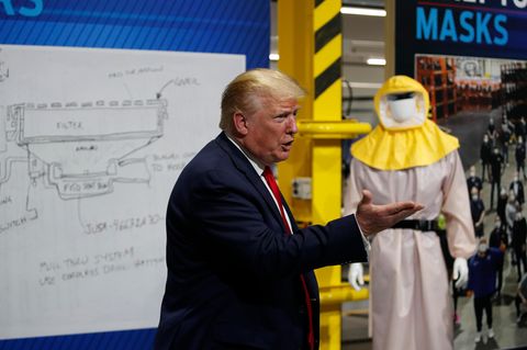 Donald Trump spricht bei einem Rundgang durch das Ford-Werk in Rawsonville.
