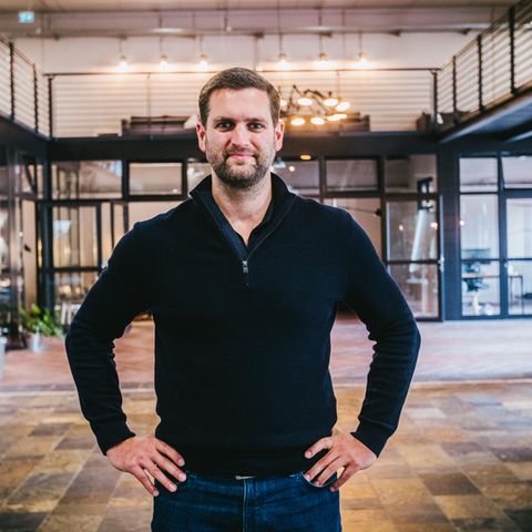 Daniel Jung vermittelt über Youtube Mathematik für Schüler und Studenten.