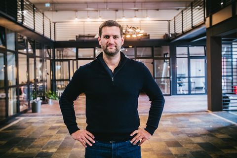 Daniel Jung vermittelt über Youtube Mathematik für Schüler und Studenten.
