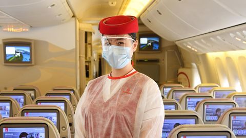 Fliegen zu Corona-Zeiten: Eine Flugbegleiterin an Bord eines Jets vom Emirates Airlines