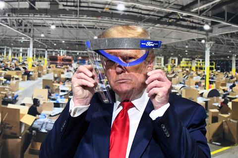 US-Präsident Donald Trump schaut während eines Rundgangs im Ford-Werk in Ypsilanti durch ein Gesichtsvisier von Ford