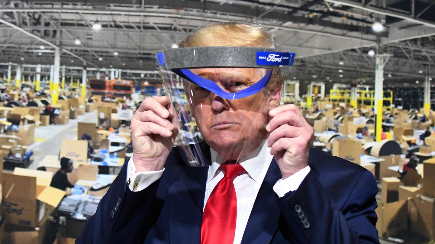 US-Präsident Donald Trump schaut während eines Rundgangs im Ford-Werk in Ypsilanti durch ein Gesichtsvisier von Ford